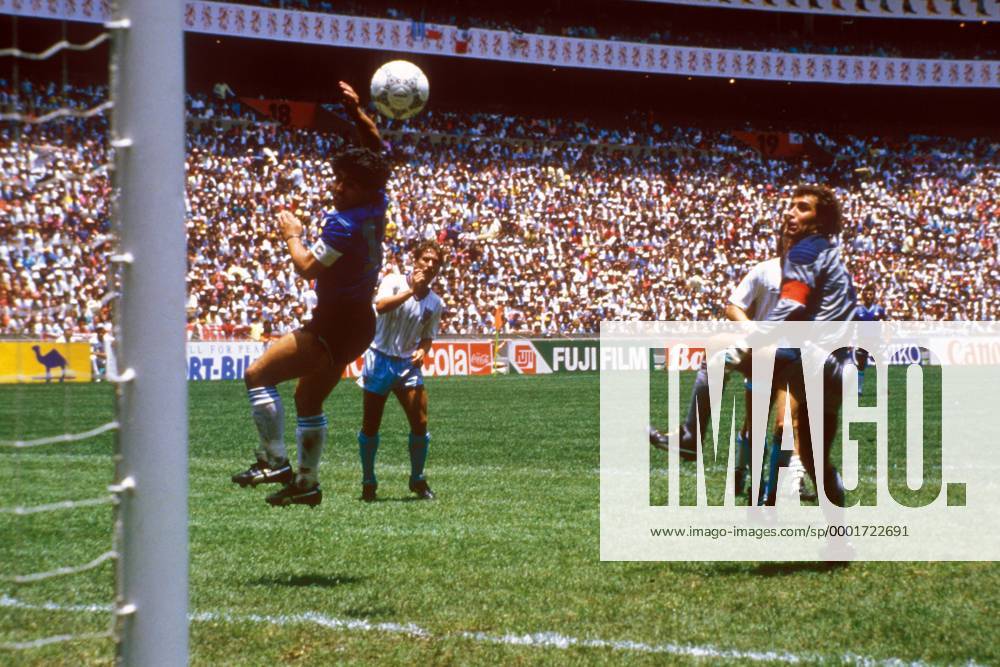 Die Hand Gottes: Diego Armando Maradona (Argentinien) schreibt mit seinem eigentlich irregulären Treffer gegen Torwart Peter Shilton (England) Weltmeisterschaftsgeschichte Fußball WM Herren Weltmeisterschaft 1986, Länderspiel, Nationalmannschaft, Nationalteam, Viertelfinale, Vdia Gruppe Mexico City, Mexiko Stadt Dynamik, Spannung,