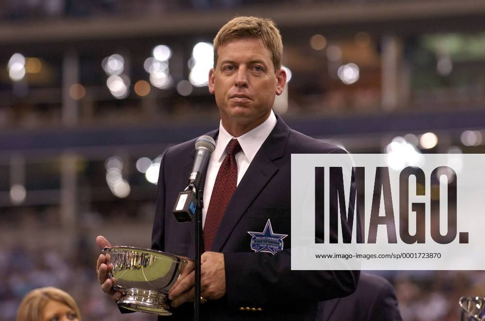 Troy Aikman wird für seine Verdienste als Spieler der Dallas Cowboys ausgezeichnet - (Icon9740268) American Football Herren NFL 2005 2006, Ring of Honor Induction, Inductions, Aufnahme, Aufnahmen, Ehrung, Auszeichnung Einzelbild Spielerauszeichnung, Spielerehrung, Irving