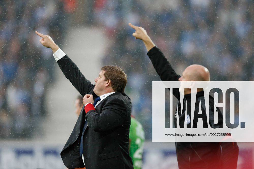 20140817 - GENT, BELGIUM: Gent s head coach Hein Vanhaezebrouck and Gent s assistant coach Peter Balette pictured during the Jupiler Pro League match between KAA Gent and Zulte Waregem, in Gent, Sunday 17 August 2014, on day 4 of the Belgian soccer championship. BRUNOxFAHY Aufmacher kurios 20206718