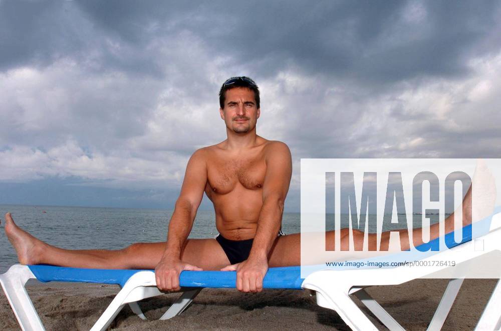 Georg Hackl (Deutschland) genießt seine Urlaubszeit am Strand von Apulien in Italien Rennrodeln Herren Champion des Jahres 2005 Robinson Klub, Ferien, Urlaub, Freizeit, Shooting, Fotoshooting, Fototermin Einzelbild Athletenurlaub, Club Apulien, Apulia