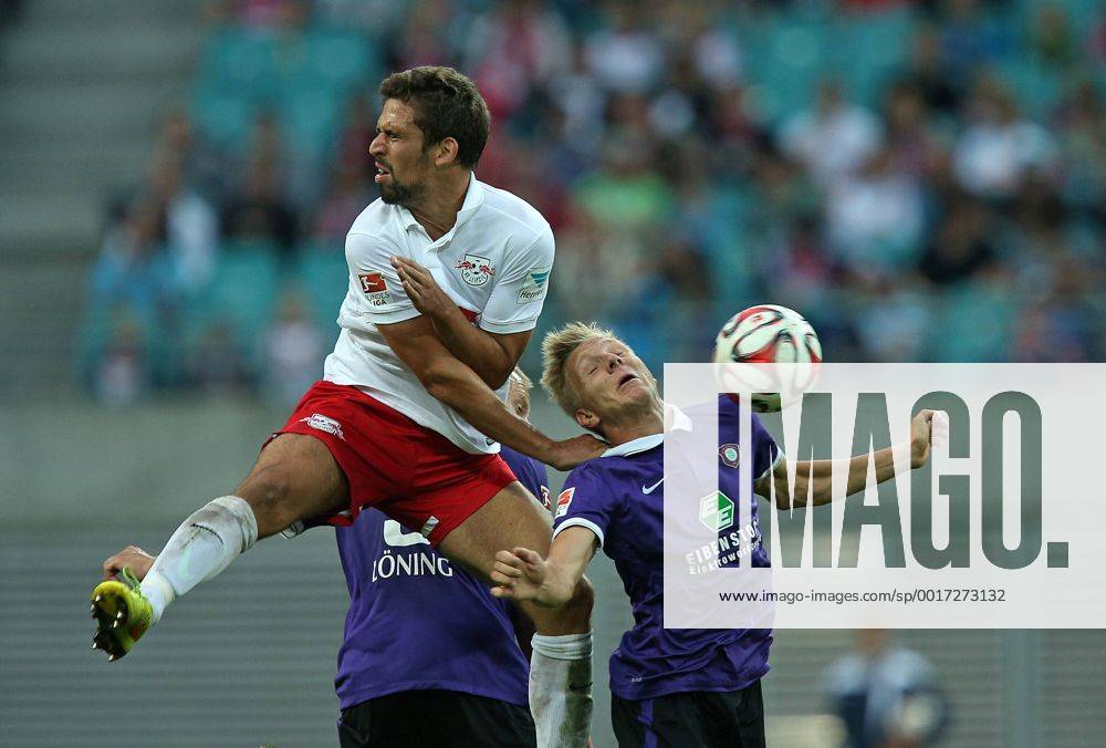 Fussball 2. Bundesliga Saison 2014 15 , 3. Spieltag, RB Leipzig - FC Erzgebirge Aue , in der Red Bull Arena Leipzig. v.l. Rani Khedira (RB Leipzig) gegen Dorian Diring (Aue)