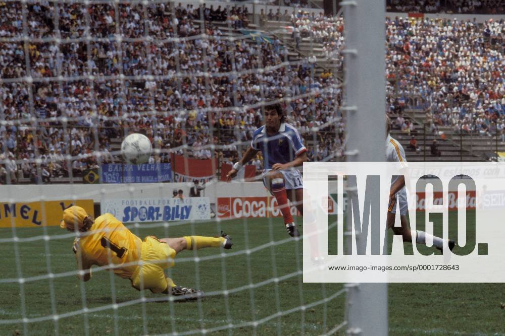 Jean Marc Ferreri (re., Frankreich) zieht ab und erzielt das 1:1, Torwart Jean Marie Pfaff (Belgien) ist machtlos Fußball WM Herren Weltmeisterschaft 1986, Länderspiel, Nationalmannschaft, Nationalteam, Spiel um Platz 3, drei, Vdia Gruppe Puebla Dynamik,