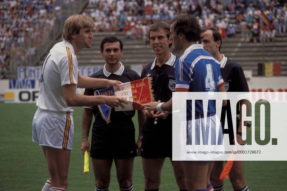 Wimpeltausch der Kapitäne Jan Ceulemans (li., Belgien) und Patrick Battiston (Frankreich) vor den Augen des Schiedsrichtergespanns um Referee George Courtney (Mitte, England) und den Assistenten Hernan Silva Arce (li., Chile) und Jamal Al Sharif (Syrien) Fußball WM Herren Weltmeisterschaft 1986, Länderspiel, Nationalmannschaft, Nationalteam, Spiel um Platz 3, drei, Vdia Gruppe Puebla