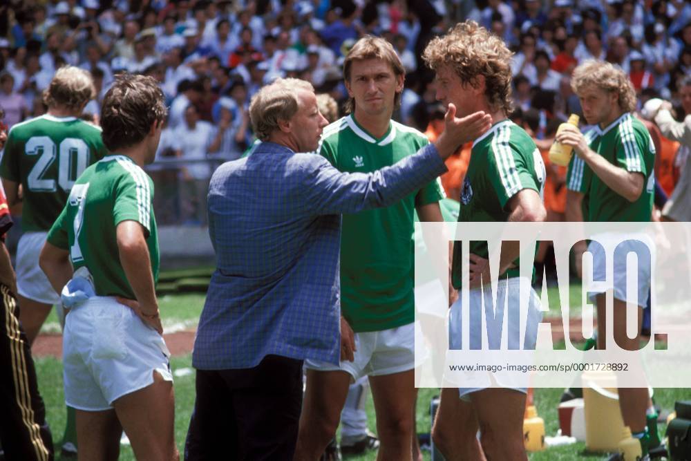 Co Trainer Berti Vogts (2.v.li.) versucht nach der Finalniederlage die Spieler zu trösten v.re.: Ditmar Jakobs, Klaus Augenthaler und Pierre Littbarski (alle BR Deutschland) Fußball WM Herren Weltmeisterschaft 1986, Länderspiel, Nationalmannschaft, Nationalteam, Finale, Endspiel, Vdia Gruppe Mexico City, Mexiko Stadt Enttäuschung, Verzweiflung,