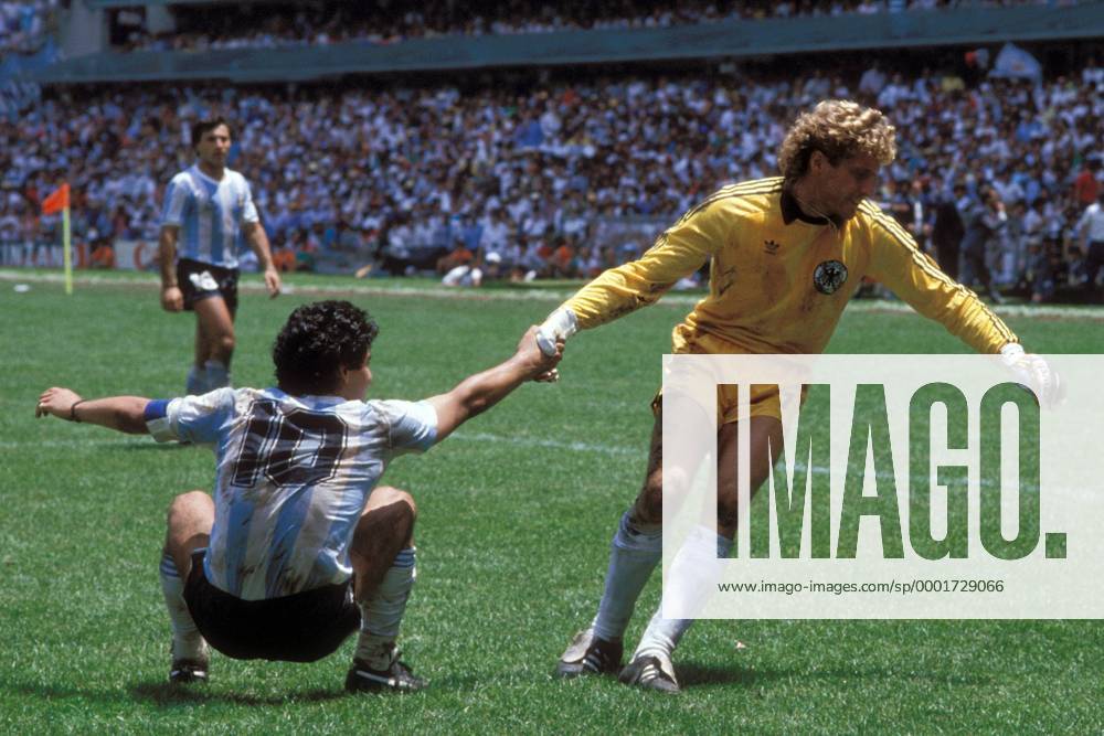 Torwart Harald Schumacher (BR Deutschland) hilft Diego Armando Maradona (Argentinien) wieder auf die Beine Fußball WM Herren Weltmeisterschaft 1986, Länderspiel, Nationalmannschaft, Nationalteam, Finale, Endspiel, Vdia Gruppe Mexico City, Mexiko Stadt Kameradschaft,