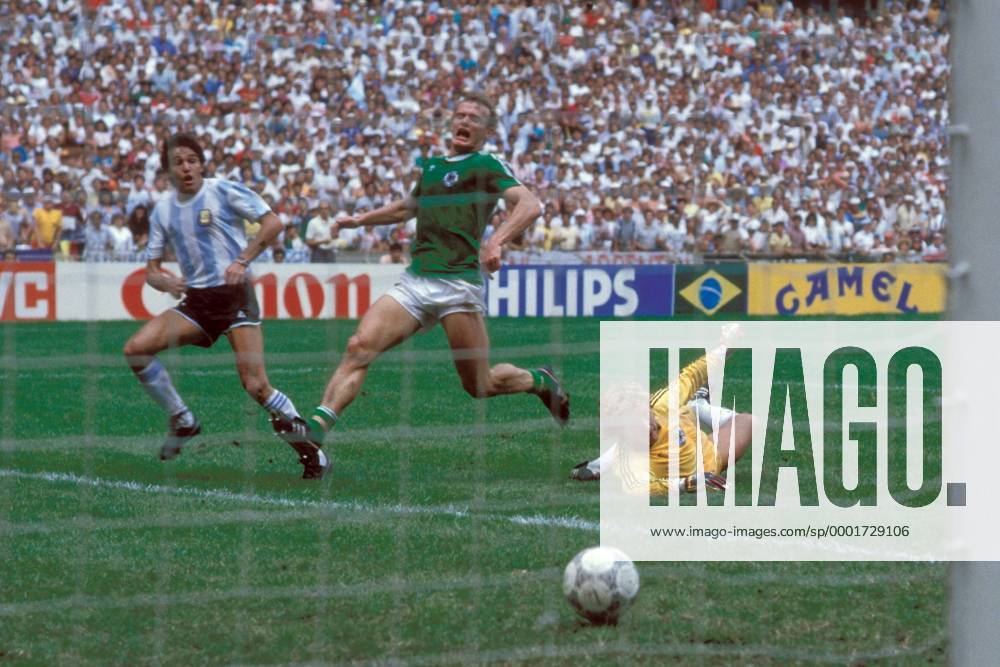 Jorge Luis Burruchaga (li., Argentinien) trifft zum 3:2, Torwart Harald Schumacher und Hans Peter Briegel (beide BR Deutschland) schauen dem Ball gespannt hinterher Fußball WM Herren Weltmeisterschaft 1986, Länderspiel, Nationalmannschaft, Nationalteam, Finale, Endspiel, Vdia Gruppe Mexico City, Mexiko Stadt Spannung,