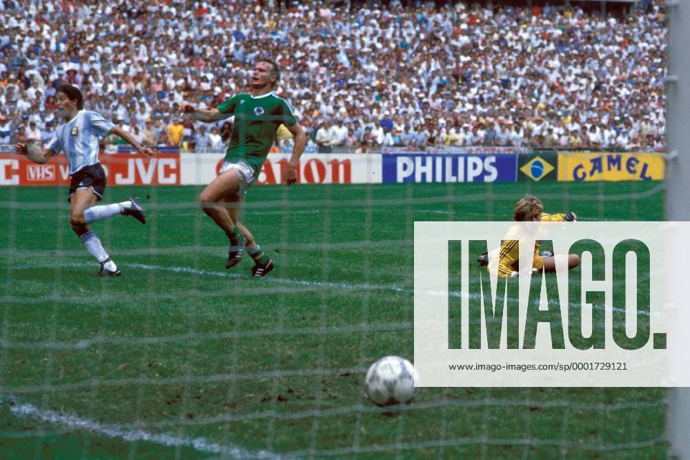 Jorge Luis Burruchaga (li., Argentinien) trifft zum 3:2 und dreht jubelnd ab, Torwart Harald Schumacher und Hans Peter Briegel (beide BR Deutschland) enttäuscht Fußball WM Herren Weltmeisterschaft 1986, Länderspiel, Nationalmannschaft, Nationalteam, Finale, Endspiel, Vdia Gruppe Mexico City, Mexiko Stadt Enttäuschung,