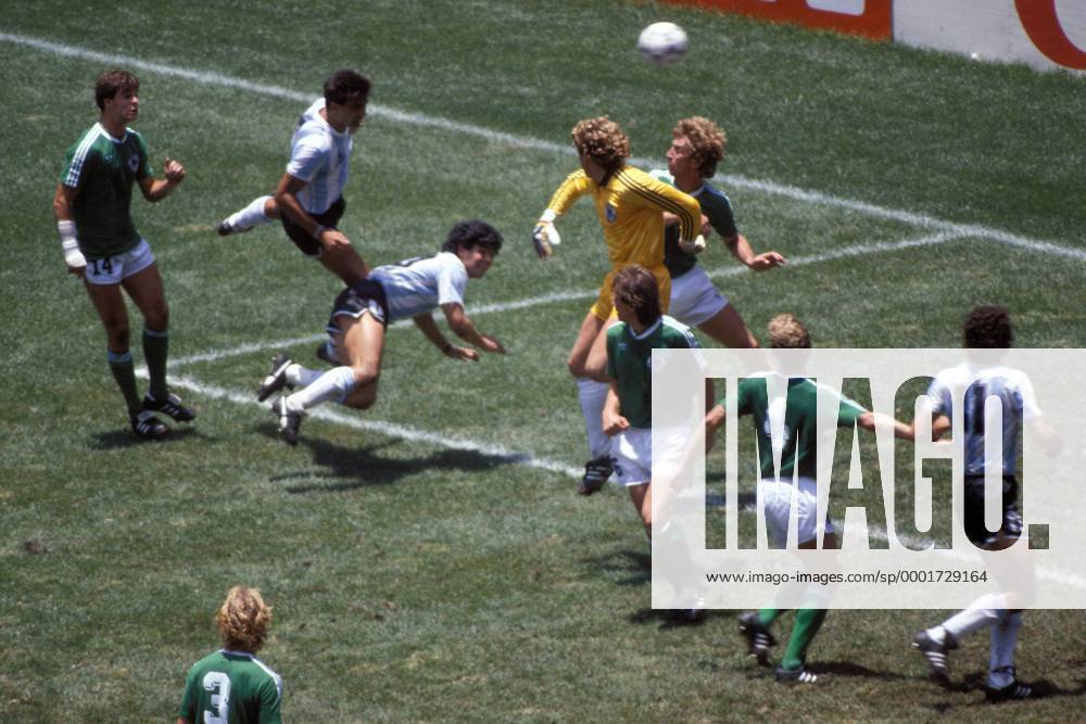 Torwart Harald Schumacher und Ditmar Jakobs (hi.re.) irren orientierungslos im Strafraum umher, Thomas Berthold (li., alle BR Deutschland) läßt Jose Luis Brown (2.v.li., Argentinien) zu viel Platz, den er zum 1:0 Führungstreffer nutzt Fußball WM Herren Weltmeisterschaft 1986, Länderspiel, Nationalmannschaft, Nationalteam, Finale, Endspiel, Vdia Totale Mexico City, Mexiko Stadt Dynamik,
