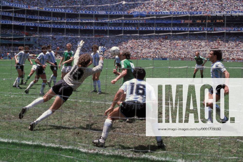 Rudi Völler (hi., BR Deutschland) trifft per Kopfball zum 2:2, Torwart Nery Pumpido und Julio Olarticoechea (beide Argentinien) sind auf der Linie machtlos Fußball WM Herren Weltmeisterschaft 1986, Länderspiel, Nationalmannschaft, Nationalteam, Finale, Endspiel, Vdia Gruppe Mexico City, Mexiko Stadt Dynamik, Abwehr, Spannung,