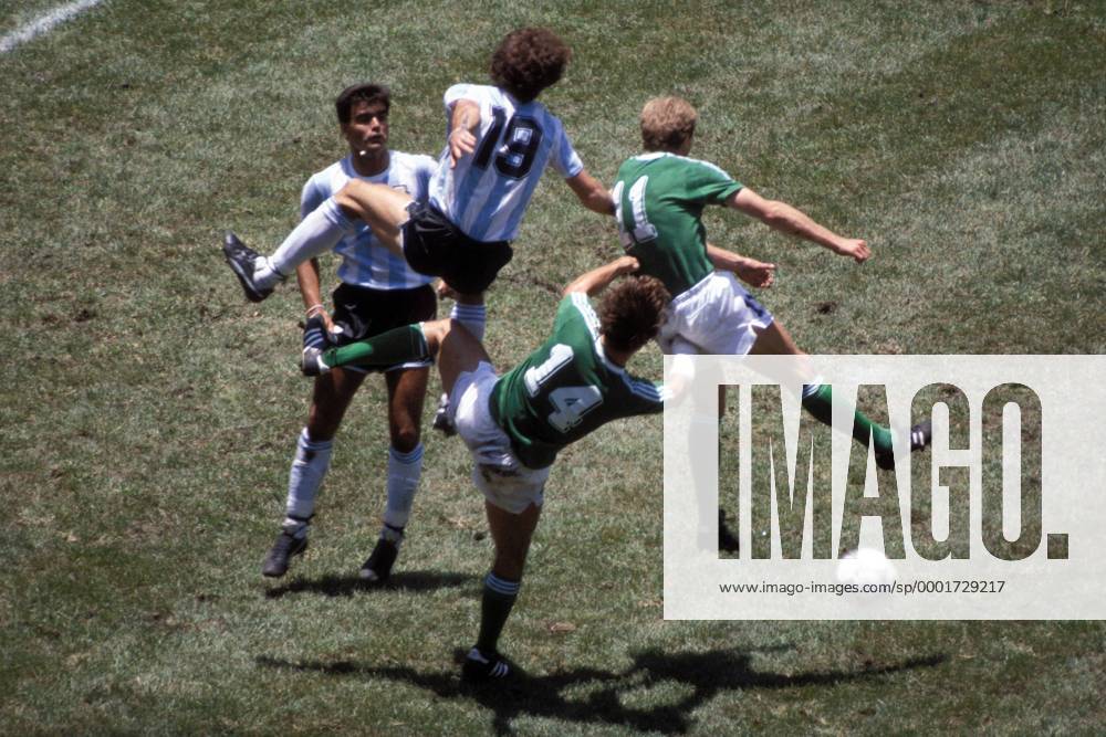 Luftkampf v.li.: Jose Luis Brown und Oscar Ruggeri (beide Argentinien) gegen Thomas Berthold und Karl Heinz Rummenigge (beide BR Deutschland), Fußball WM Herren Weltmeisterschaft 1986, Länderspiel, Nationalmannschaft, Nationalteam, Finale, Endspiel, Vdia Gruppe Mexico City, Mexiko Stadt Dynamik,