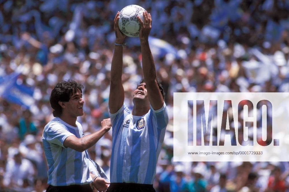 Torjubel Argentinien: Torschütze Jose Luis Brown (re.) dankt höheren Mächten und dem Ball, Jorge Luis Burruchaga freut sich mit ihm Fußball WM Herren Weltmeisterschaft 1986, Länderspiel, Nationalmannschaft, Nationalteam, Finale, Endspiel, Vdia Gruppe Emotionen Mexico City, Mexiko Stadt Glück, Freude,