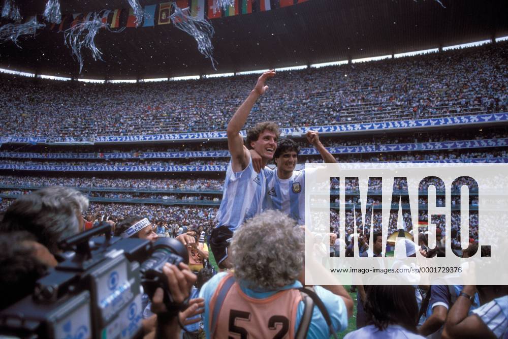 Schlußjubel Argentinien: Oscar Ruggeri (li.) und Jorge Luis Burruchaga feiern den Weltmeistertitel im ausverkauften Aztekenstadion, die Medienvertreter könne sich über emotionsgeladene Bilder freuen Fußball WM Herren Weltmeisterschaft 1986, Länderspiel, Nationalmannschaft, Nationalteam, Finale, Endspiel, Vdia Totale Aztekenstadion, Azteken Stadion, Estadio Azteca Mexico City, Mexiko Stadt o0 Aufmacher Freude, Begeisterung,
