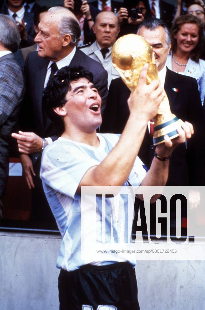 Diego Armando Maradona (Argentinien) bestaunt den Weltmeisterpokal, FIFA Präsident Joao Havelange (Brasilien) interessiert dies weniger Fußball WM Herren Weltmeisterschaft 1986, Länderspiel, Nationalmannschaft, Nationalteam, Finale, Endspiel, Vdia Einzelbild Siegerehrung, Podium, Podest Mexico City, Mexiko Stadt o0 Aufmacher Freude, Begeisterung,