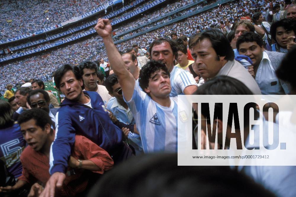 Weltmeister Diego Armando Maradona (Argentinien) - Schlußjubel inmitten der Fans Fußball WM Herren Weltmeisterschaft 1986, Länderspiel, Nationalmannschaft, Nationalteam, Finale, Endspiel, Vdia Gruppe Mexico City, Mexiko Stadt Freude, Begeisterung,