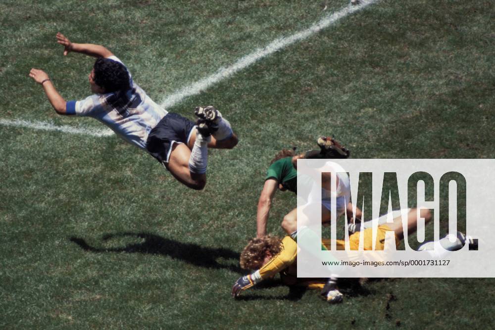 Diego Armando Maradona (Argentinien, li.) segelt im Strafraum über Torwart Harald Schumacher (re.) und Karl Heinz Förster (beide Deutschland) hinweg Fußball WM Herren Weltmeisterschaft 1986, Länderspiel, BR Deutschland - Argentinien 2:3, Finale, Endspiel Gruppe Mexiko Stadt, Mexico City, Aufmacher Dynamik, Kampf,