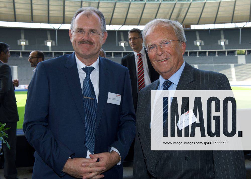 Sportmetropole Berlin Olympiastadion 27.08.2014 Saisonauftakt der Sportmetropole Berlin vlnr Bernd SCHULTZ Praesident Berliner Fussball Verband Dr Dietrich GERBER Vorsitzender des Traegervereins des Olympiastuetzpunktes Berlin