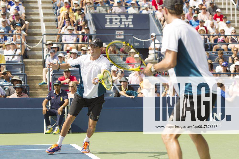 TENNIS - ATP, US Open 2014 NEW YORK CITY,NEW YORK,USA,01.SEP.14 - TENNIS - ATP Tennis Herren World Tour, US Open 2014, Grand Slam, Flushing Meadows, doubles. Image shows Bob and Mike Bryan (USA).