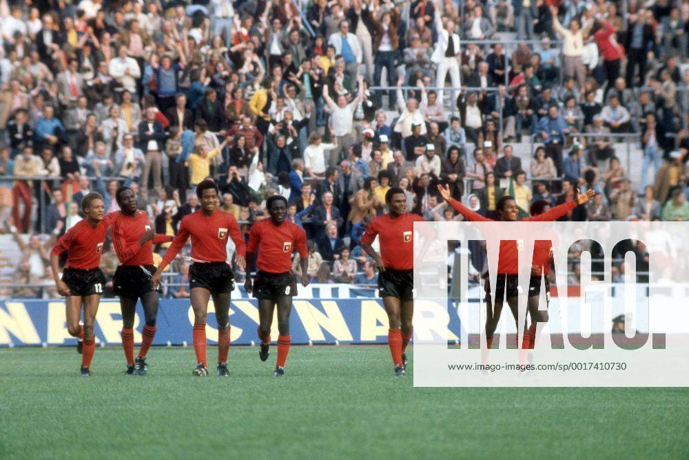 WM 1974, Italien gegen Haiti in München, Torjubel Haiti, u.a. v.re.: Eddy Antoine (9), Jean Claude Desir (8), Arsene Auguste (3) und Ernst Jean Joseph (12)