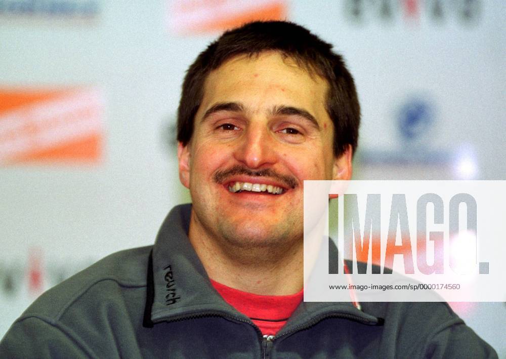 Georg Hackl (Deutschland) lacht Rennrodeln EM Herren Rodel-Europameisterschaft 2000, Rodeln, Rennschlitten, Rennschlittensport Porträt Winterberg Freude,