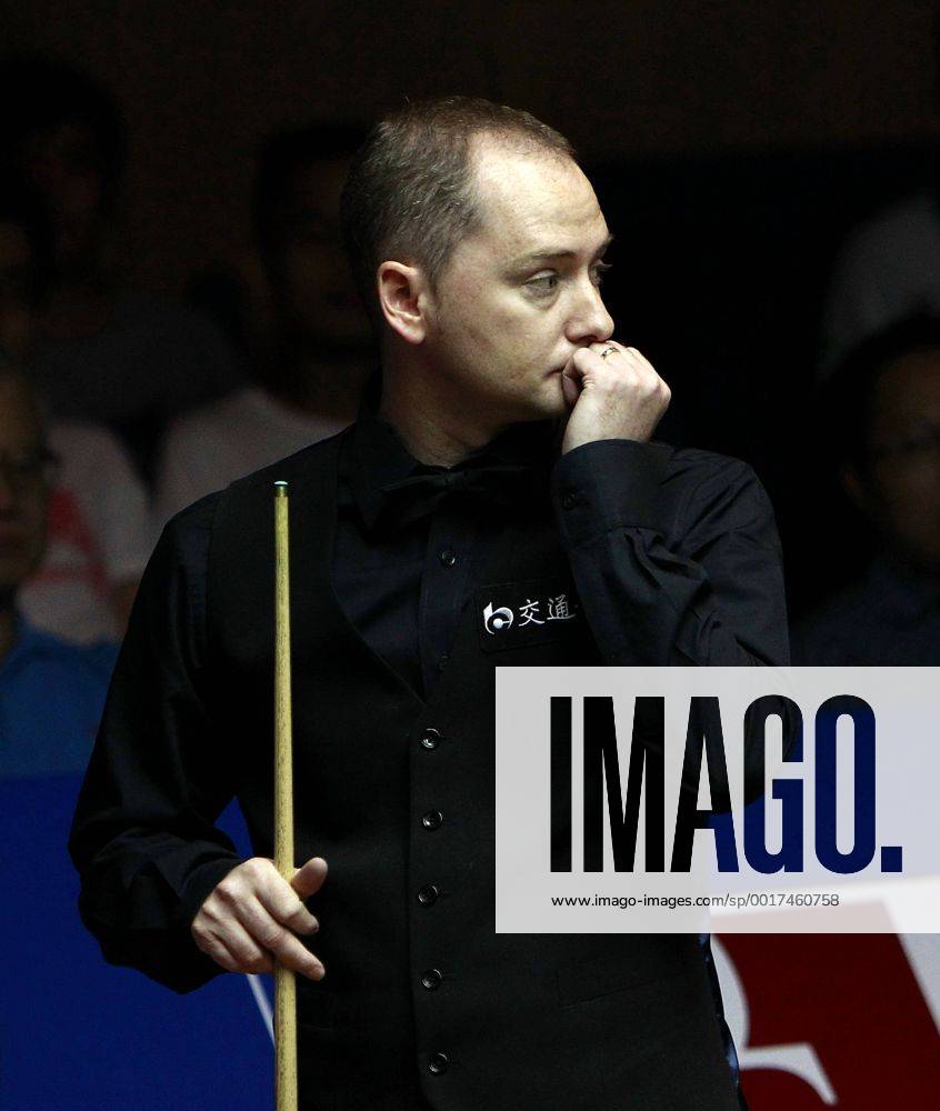 (140912) -- SHANGHAI, Sept. 12, 2014 -- Scotland s Graeme Dott considers a shot against China s Ding Junhui during the quarterfinal of the Snooker Shanghai Masters in Shanghai, east China, Sept. 12, 2014. ) (SP)CHINA-SHANGHAI-SNOOKER MASTERS-DING(CN) DingxTing
