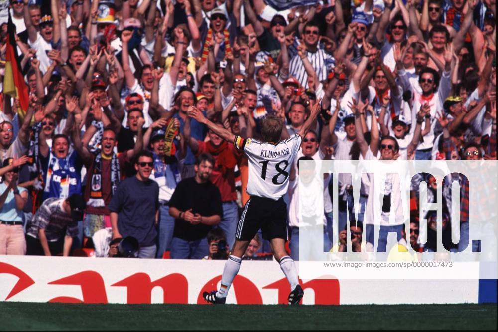 Jürgen Klinsmann (Deutschland) jubelnd vor dem Deutschen Fanblock Fußball EM Herren Europameisterschaft 1996, Länderspiel, Nationalmannschaft: BR Deutschland - Rußland 3:0 Totale Old Trafford Manchester Masse, Begeisterung, Freude,