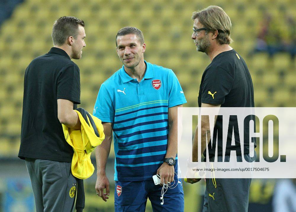 Fussball Championsleague 2014 2015, Vorrunde, 1.Spieltag, Borussia Dortmund - Arsenal London, im Signal-Iduna-Park-Stadion Dortmund. v.l. Kevin Großkreutz (Dortmund) , Lukas Podolski (FC Arsenal) und Trainer Jürgen Klopp (Dortmund)