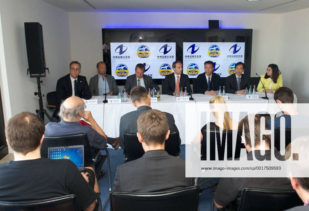 Basketball Berlin 16.09.2014 Saison 2014 2015 Alba Berlin Basketball Vorstellung neuer Trikot-Sponsor Hauptsponsor Zhong De Metal Group
