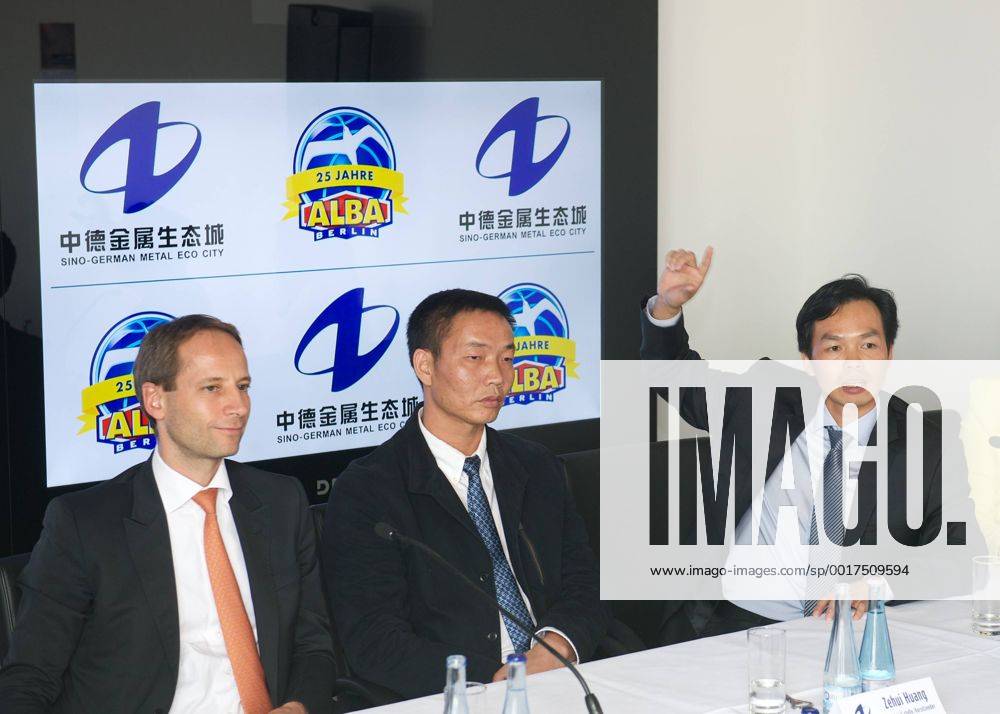 Basketball Berlin 16.09.2014 Saison 2014 2015 Alba Berlin Basketball Vorstellung neuer Trikot-Sponsor Hauptsponsor Zhong De Metal Group Dr. Axel Schweitzer (Alba Vorstandsvorsitzender) Zehui Huang (Direktor und stellvertretender Vorsitzender Zhong De Metal Group) Feizhou Liu (Direktor und Vizepräsident Zhong De Metal Group) vlnr.