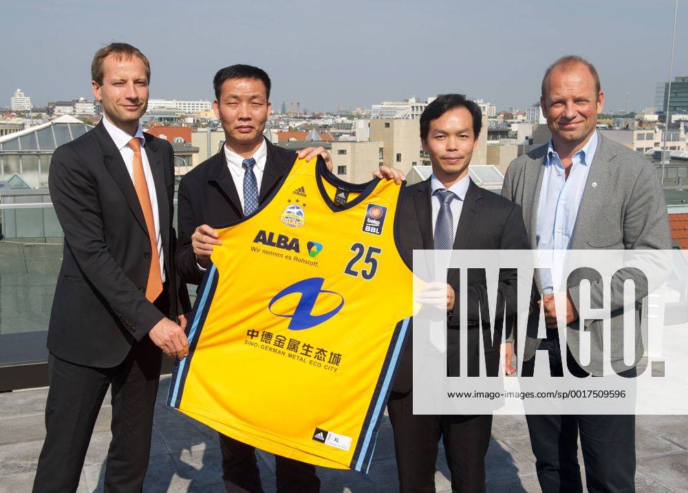 Basketball Berlin 16.09.2014 Saison 2014 2015 Alba Berlin Basketball Vorstellung neuer Trikot-Sponsor Hauptsponsor Zhong De Metal Group Dr. Axel Schweitzer (Alba Vorstandsvorsitzender) Zehui Huang (Direktor und stellvertretender Vorsitzender Zhong De Metal Group) Feizhou Liu (Direktor und Vizepräsident Zhong De Metal Group) Marco Baldi (Vizepräsident Alba Berlin) vlnr.