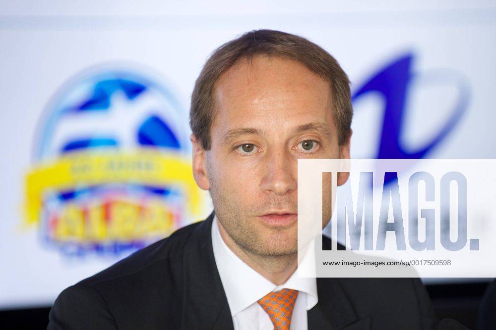Basketball Berlin 16.09.2014 Saison 2014 2015 Alba Berlin Basketball Vorstellung neuer Trikot-Sponsor Hauptsponsor Zhong De Metal Group Dr. Axel Schweitzer (Alba Vorstandsvorsitzender)