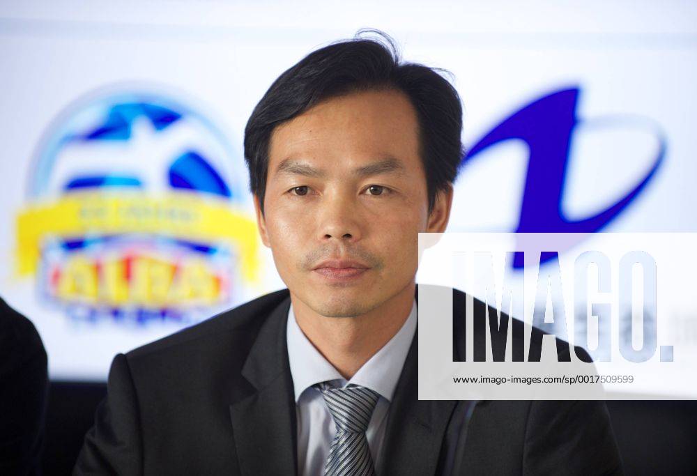 Basketball Berlin 16.09.2014 Saison 2014 2015 Alba Berlin Basketball Vorstellung neuer Trikot-Sponsor Hauptsponsor Zhong De Metal Group Feizhou Liu (Direktor und Vizepräsident Zhong De Metal Group)