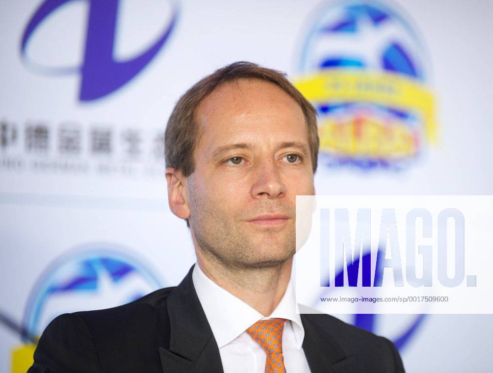Basketball Berlin 16.09.2014 Saison 2014 2015 Alba Berlin Basketball Vorstellung neuer Trikot-Sponsor Hauptsponsor Zhong De Metal Group Dr. Axel Schweitzer (Alba Vorstandsvorsitzender)