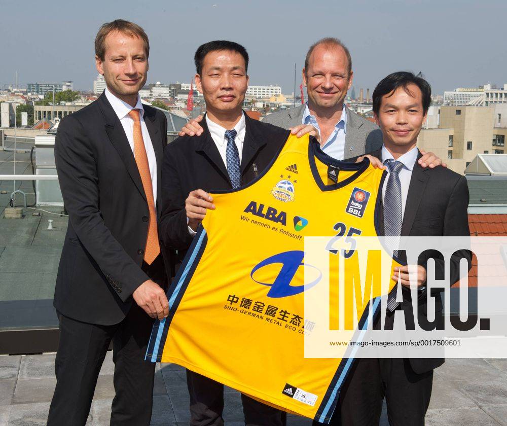 Basketball Berlin 16.09.2014 Saison 2014 2015 Alba Berlin Basketball Vorstellung neuer Trikot-Sponsor Hauptsponsor Zhong De Metal Group Dr. Axel Schweitzer (Alba Vorstandsvorsitzender) Zehui Huang (Direktor und stellvertretender Vorsitzender Zhong De Metal Group) Marco Baldi (Vizepräsident Alba Berlin) Feizhou Liu (Direktor und Vizepräsident Zhong De Metal Group) vlnr.