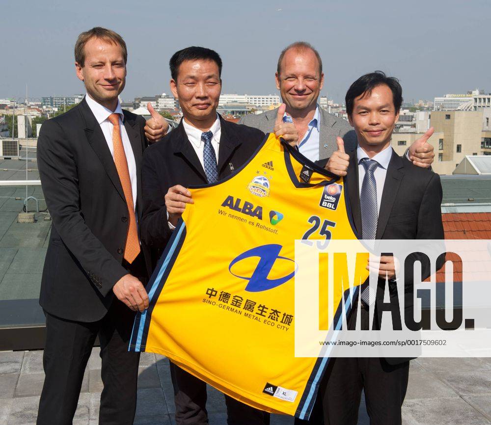 Basketball Berlin 16.09.2014 Saison 2014 2015 Alba Berlin Basketball Vorstellung neuer Trikot-Sponsor Hauptsponsor Zhong De Metal Group Dr. Axel Schweitzer (Alba Vorstandsvorsitzender) Zehui Huang (Direktor und stellvertretender Vorsitzender Zhong De Metal Group) Marco Baldi (Vizepräsident Alba Berlin) Feizhou Liu (Direktor und Vizepräsident Zhong De Metal Group) vlnr.