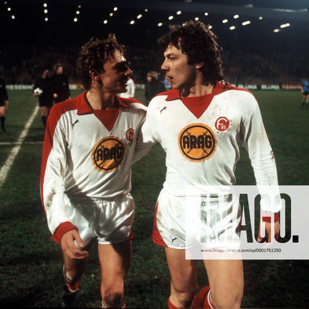 Thomas Allofs (li.) und Josef Weikl (beide Düsseldorf) gehen zufrieden vom Platz Fußball 1. BL Herren Saison 1979 1980, Fortuna Düsseldorf Gruppe Bochum Harmonie,