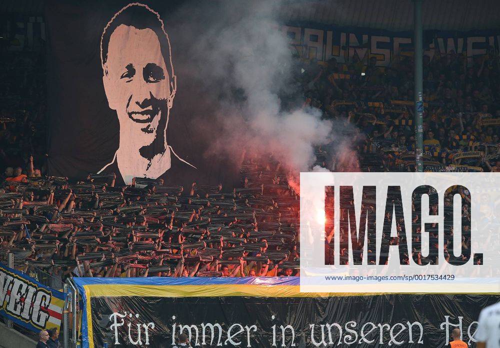 Fussball 2.Bundesliga, Eintracht Braunschweig - Fans der Eintracht in Gedanken an Marko der mit 16 Jahren Gestorben ist
