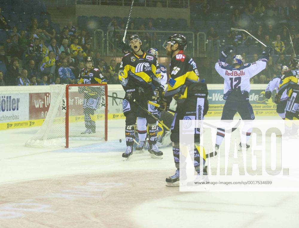 Krefeld, Deutschland 19. September 2014: 1. Bundesliga 14 15 - Krefeld Pinguine vs. EHC Red Bull Muenchen Torjubel bei Mads Christensen (Muenchen) zum 0:2. ot