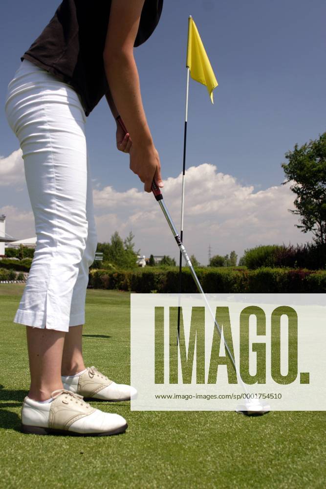 Freizeitgolferin beim Put (Serie 1 2) - MODEL RELEASED Golf Damen Golfen 2005, Freizeit, Freizeitsport, Freizeitgolf, Freizeitgolfen Einzelbild