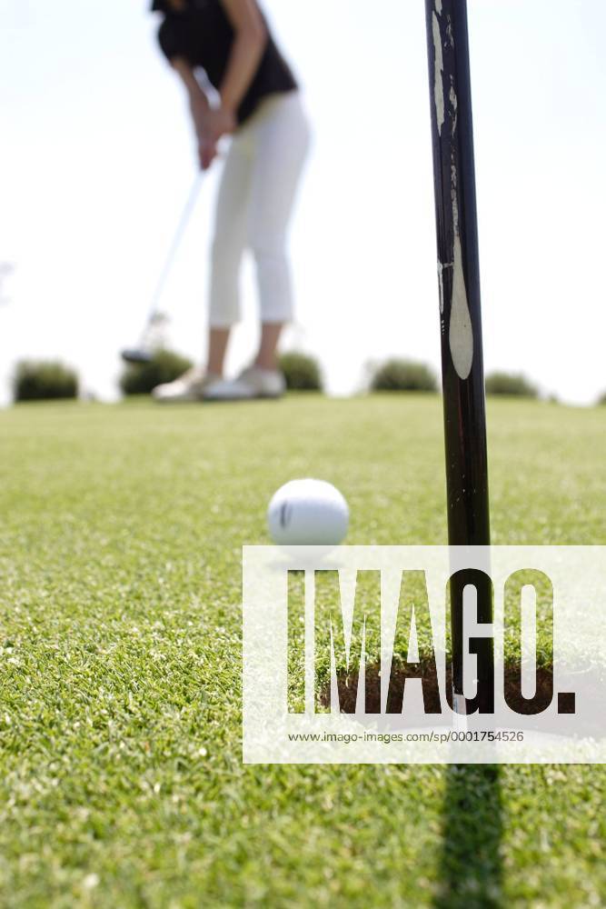 Freizeitgolferin beim Put (Serie 3 3) - MODEL RELEASED Golf Damen Golfen 2005, Freizeit, Freizeitsport, Freizeitgolf, Freizeitgolfen, Einlochen, Einzelbild Boden, Perspektive, Bodenperspektive