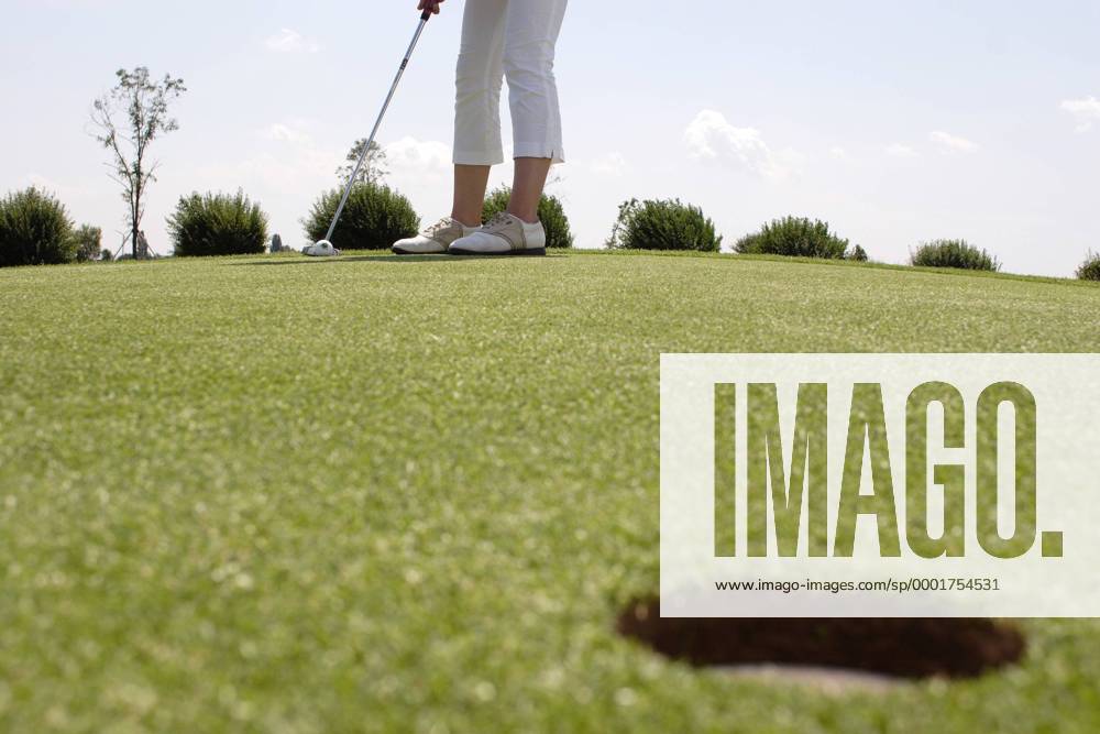 Beine einer Freizeitgolferin beim Put (Serie 1 2) - MODEL RELEASED Golf Damen Golfen 2005, Freizeit, Freizeitsport, Freizeitgolf, Freizeitgolfen Totale