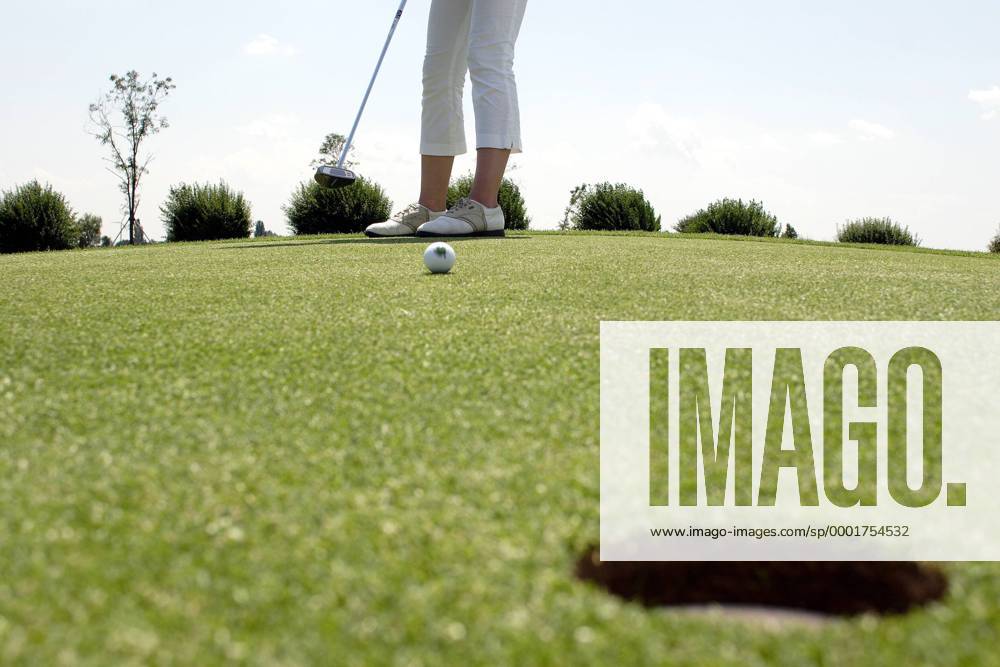 Beine einer Freizeitgolferin beim Put (Serie 2 2) - MODEL RELEASED Golf Damen Golfen 2005, Freizeit, Freizeitsport, Freizeitgolf, Freizeitgolfen Totale