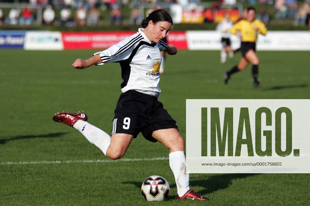 Birgit Prinz (FFC Frankfurt) zieht ab Fußball EC 3 Damen UEFA Cup 2005 2006, Pokal, Europacup, Europapokal, Halbfinale, Frauen, Frauenfußball Einzelbild Frankfurt M. Dynamik,