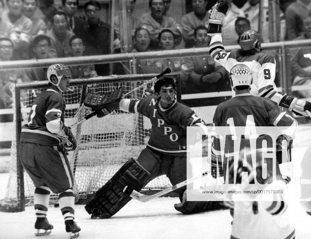Olympische Winterspiele in Sapporo, Eishockey, Japan - BR Deutschland: Lorenz Funk (re.hi., BRD) bejubelt seinen Treffer