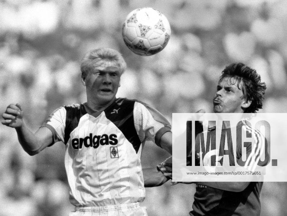 Stefan Effenberg (Borussia Mönchengladbach, li.) gegen Olaf Thon (FC Bayern München)
