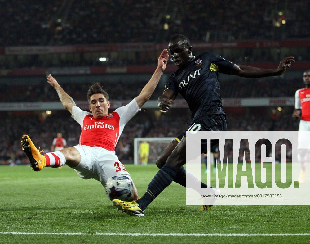 Arsenal s Hector Bellerin tussles with Southampton s Sadio Mane - Capital One Cup - Arsenal FC London vs FC Southampton .