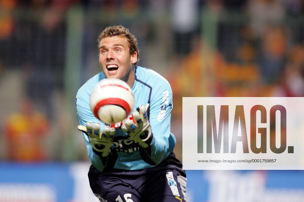 Torwart Damien Gregorini (Nizza) fängt sichtlich erfreut den Ball Fußball Herren Ligue Une 2005 2006, 1. Französische Liga, OGC Nice Einzelbild pan11109 Lens