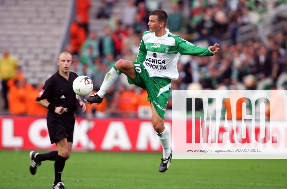 Sebastien Mazure (St. Etienne) am Ball, beobachtet von Schiedsrichter Laurent Duhamel (Frankreich) Fußball Herren Ligue Une 2005 2006, 1. Französische Liga, AS Saint Etienne Gruppe pan11107 Nantes Dynamik,