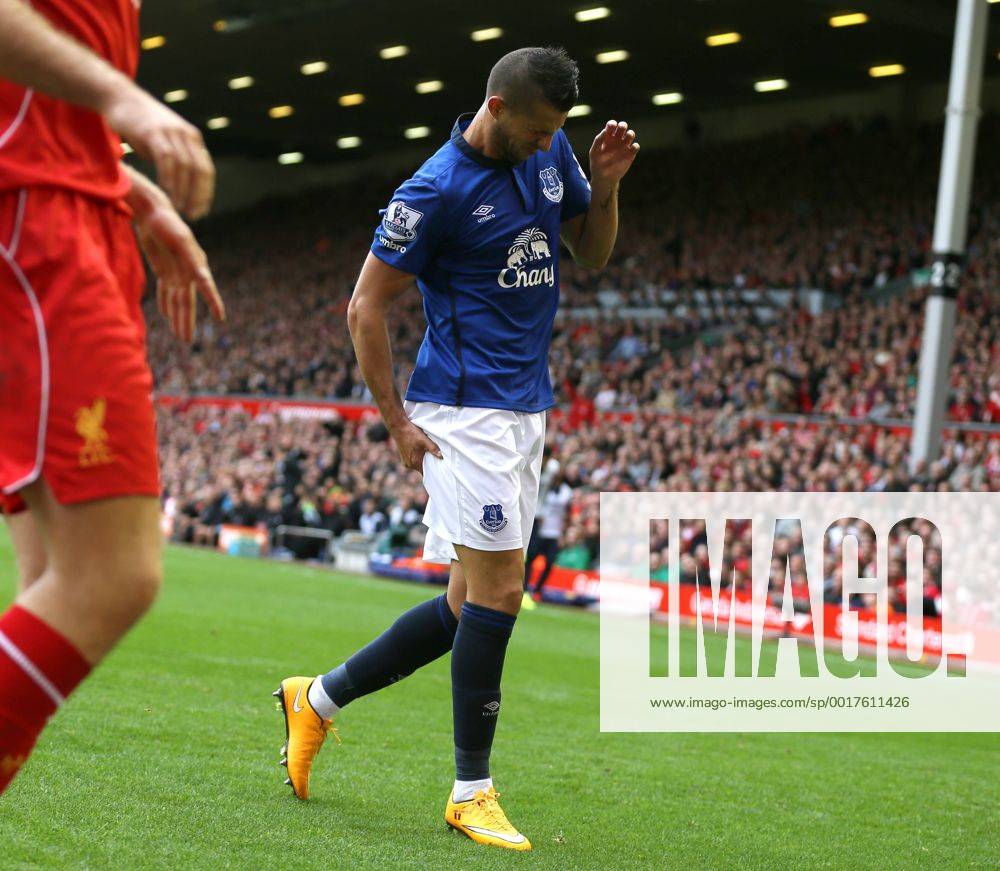 Kevin Mirallas of Everton pulls up with a hamstring problem - Barclays Premier League - Liverpool vs Everton - Anfield Stadium - Liverpool - England - 27th September 2014 - Picture Simon Bellis Sportimage .