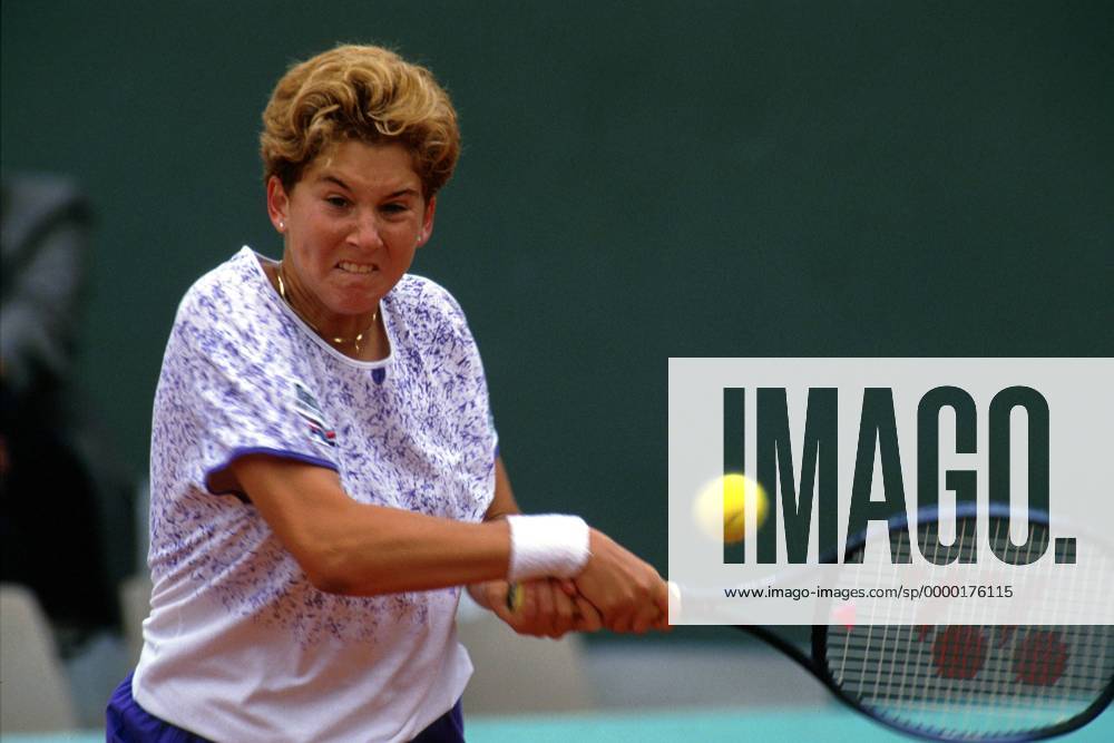 Monica Seles (USA) bei der beidhändig geschlagenen Vorhand Tennis Damen French Open 1991, Grand Slam, WTA Tour, Sand, Sandplatz, Sandplatzturnier, Sandplatztennis Einzelbild Roland Garros Paris