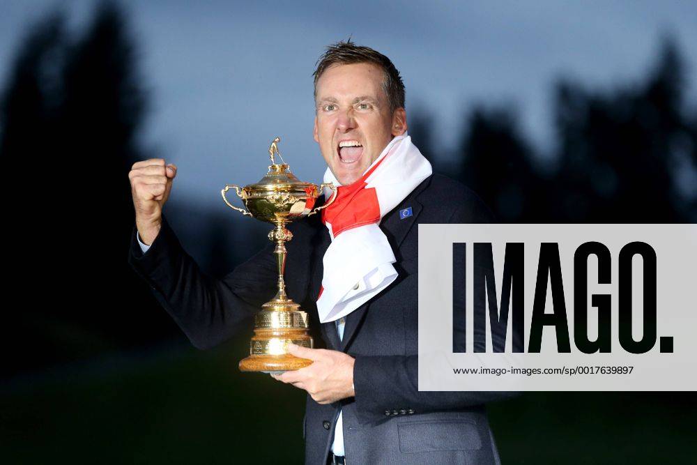 GOLF - PGA, Ryder Cup 2014 PERTHSHIRE,SCOTLAND,28.SEP.14 - GOLF - PGA Golf Herren Tour, Ryder Cup, Auchterarder Golf Club, award ceremony. Image shows Ian Pulter (ENG). Keywords: trophy.
